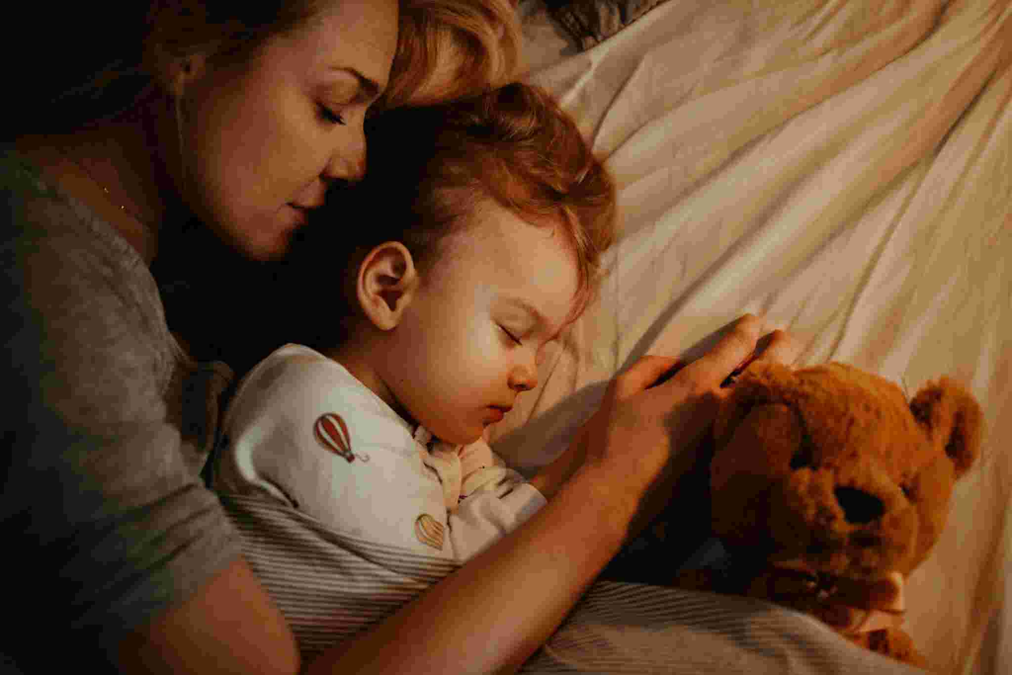 Can a child sleep in the same room as a parent?